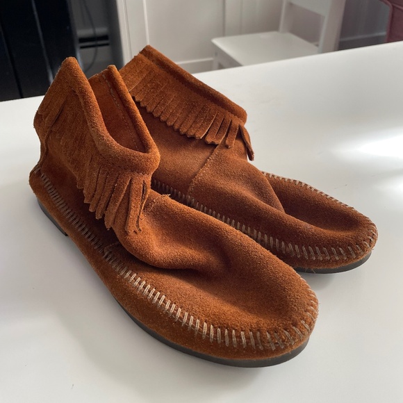 Minnetonka Moccasins - Women's Size: 6.5 - Picture 1 of 4